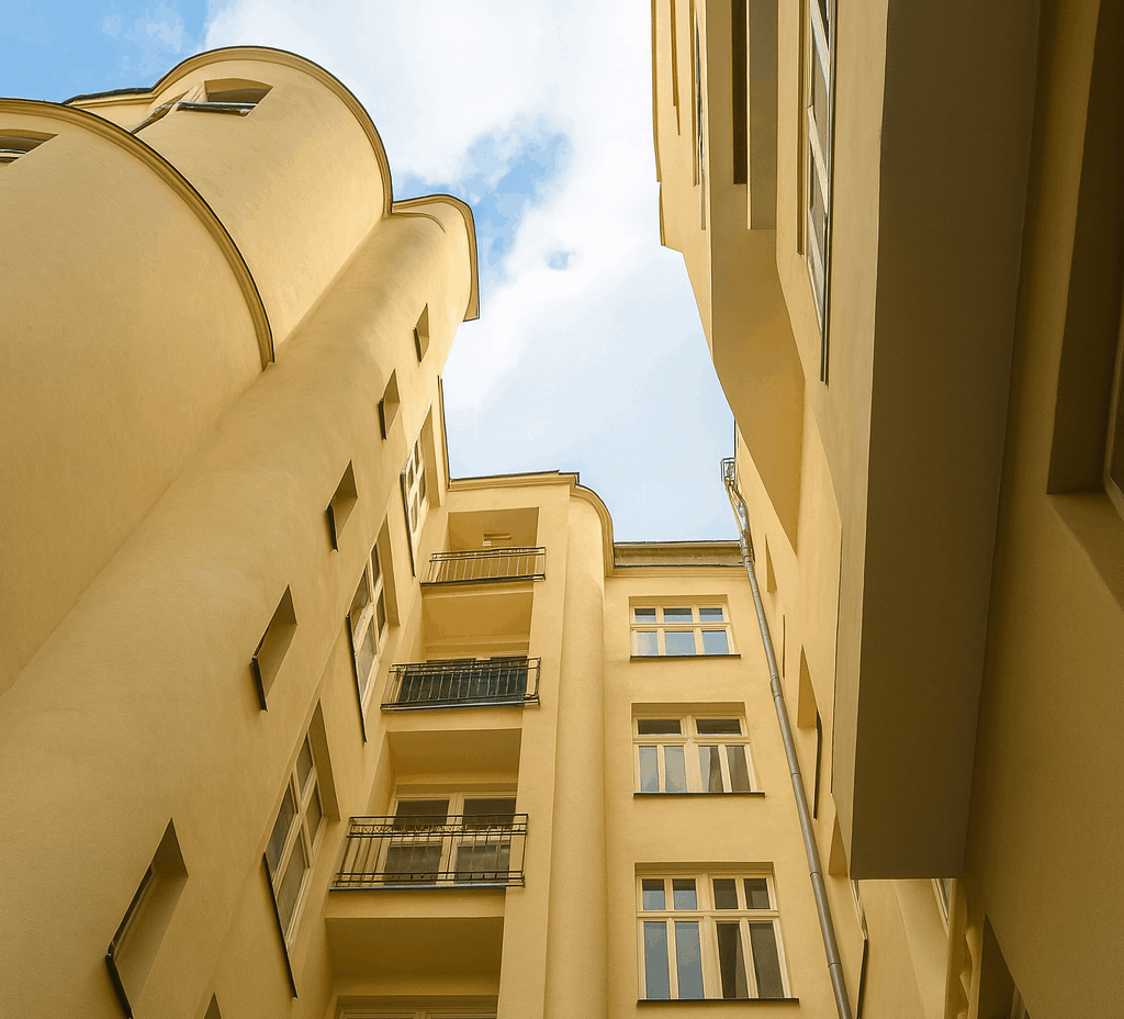 Żółta modernistyczna kamienica — elewacja od podwórza, rezydencja Lwowska